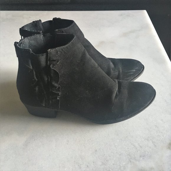 JustFab black chelsea ankle boots / booties ruffle - Picture 4 of 10